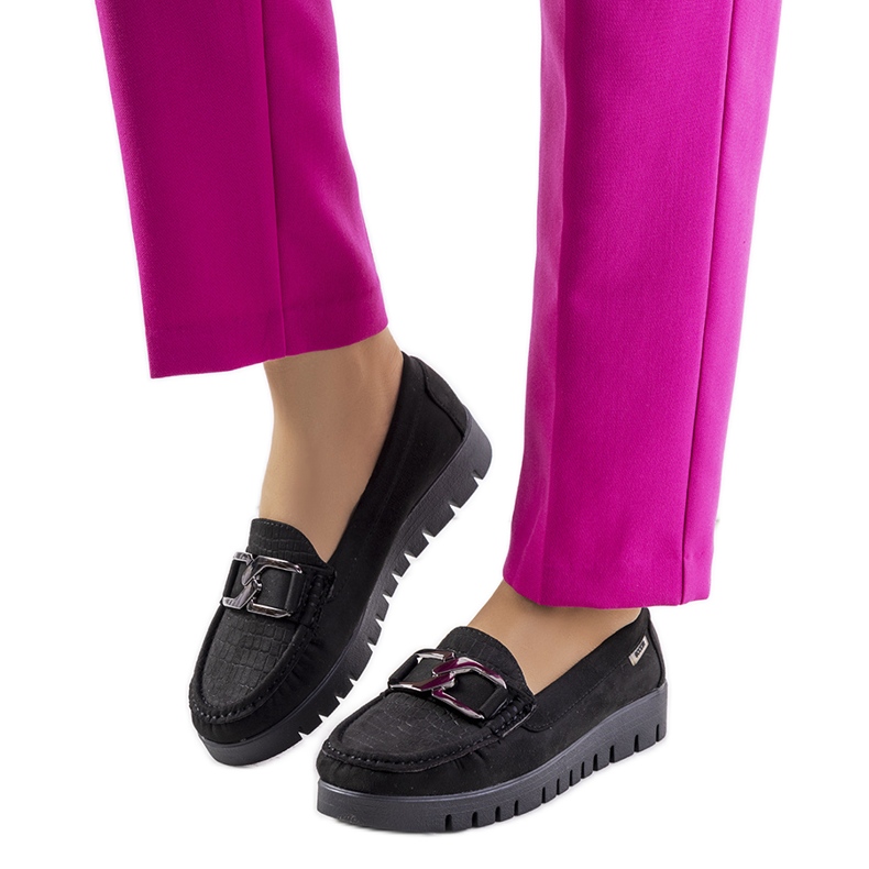 Mustat loaferit Campinin alustalla