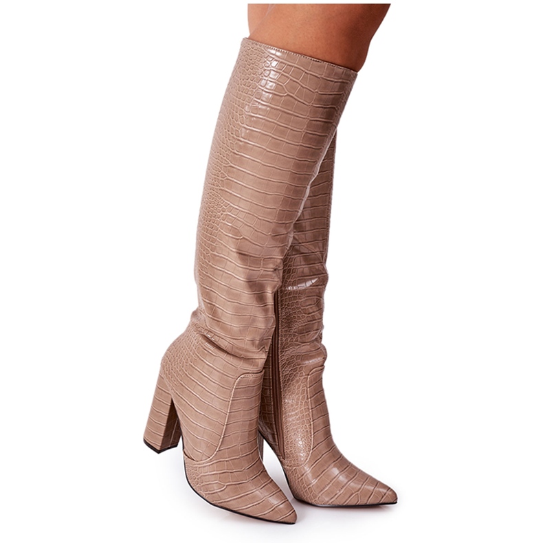 Muodikkaat Tummanbeiget Constantancy-saappaat baarissa