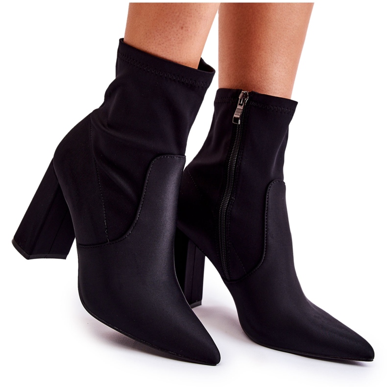 Naisten materiaalista saappaat kantapäällä, musta Amile