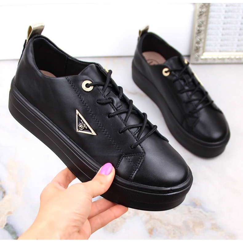 Naisten nahkakengät mustalla Filippo alustalla