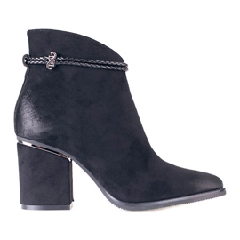 Mustat mokkanahkasaappaat W. Potockin pylväässä