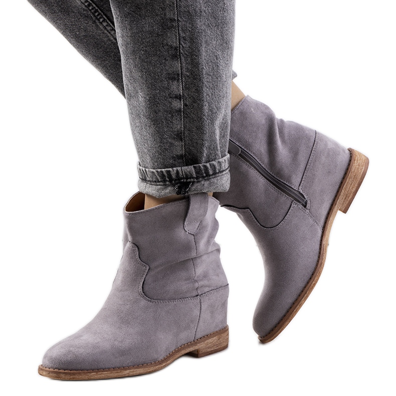 Harmaat saappaat sisätiloissa olevalla Hunjet-kiilakorolla