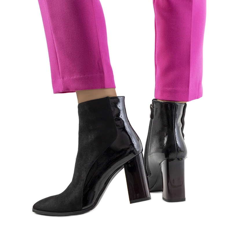 Mustat saappaat Leonar-postissa