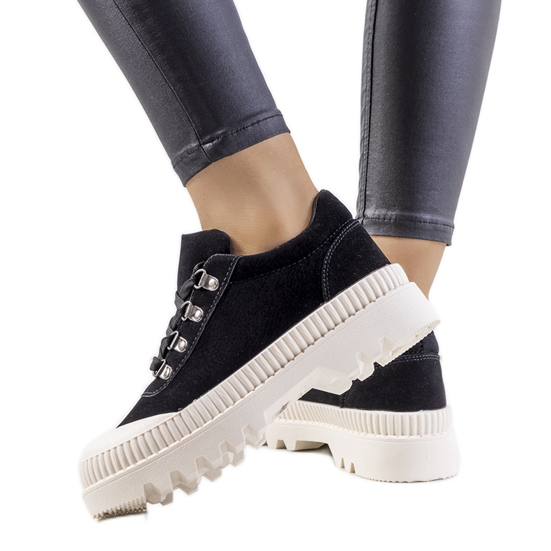 Mustat naisten kengät