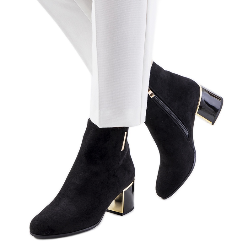 Mustat tyylikkäät Montes-saappaat