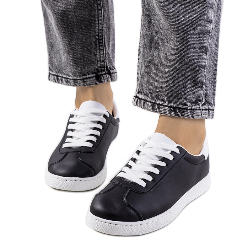 Mustat Wilson lenkkarit