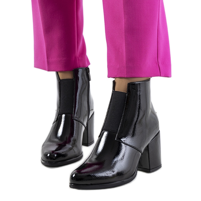 Musta kiiltonahka Norwichista