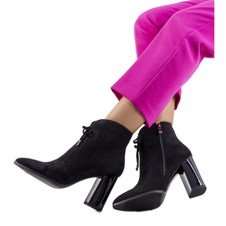 Mustat nilkkurit Deti-postissa