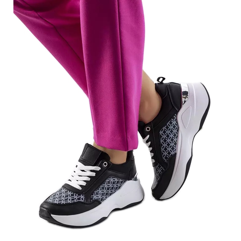 Mustat urheilulenkkarit Milanosta