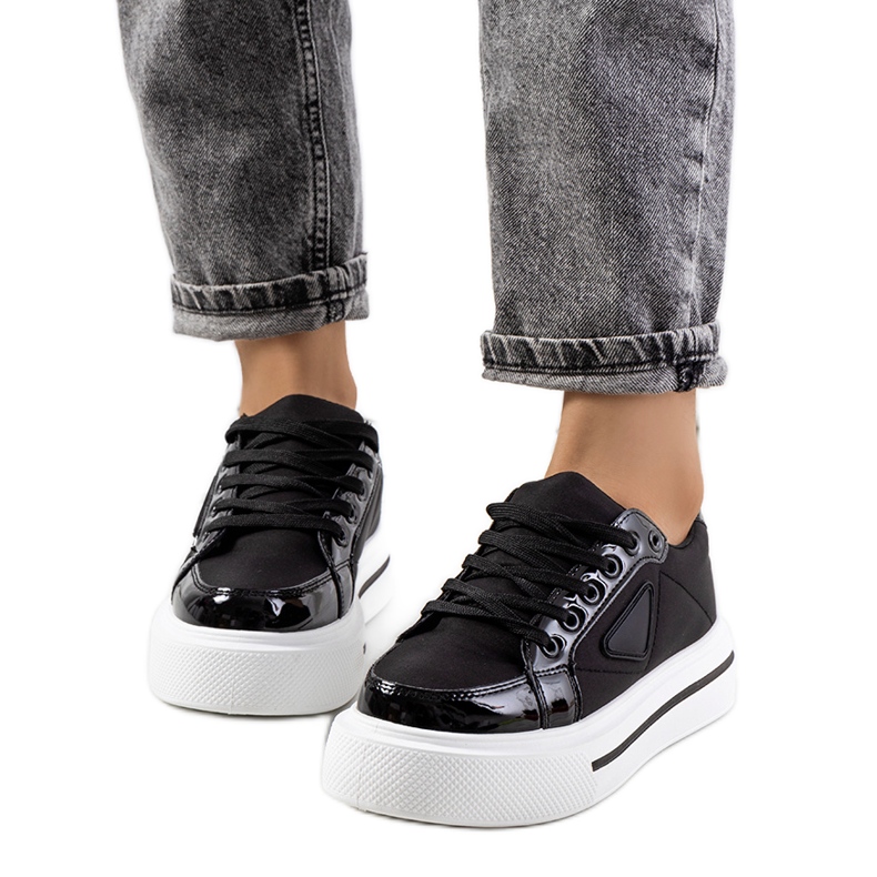 Mustat tennarit, joissa paksu Scrabster-pohja