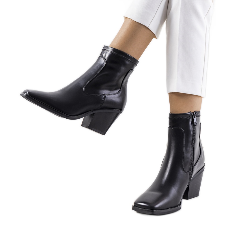 Mustat Panucci-korkokengät