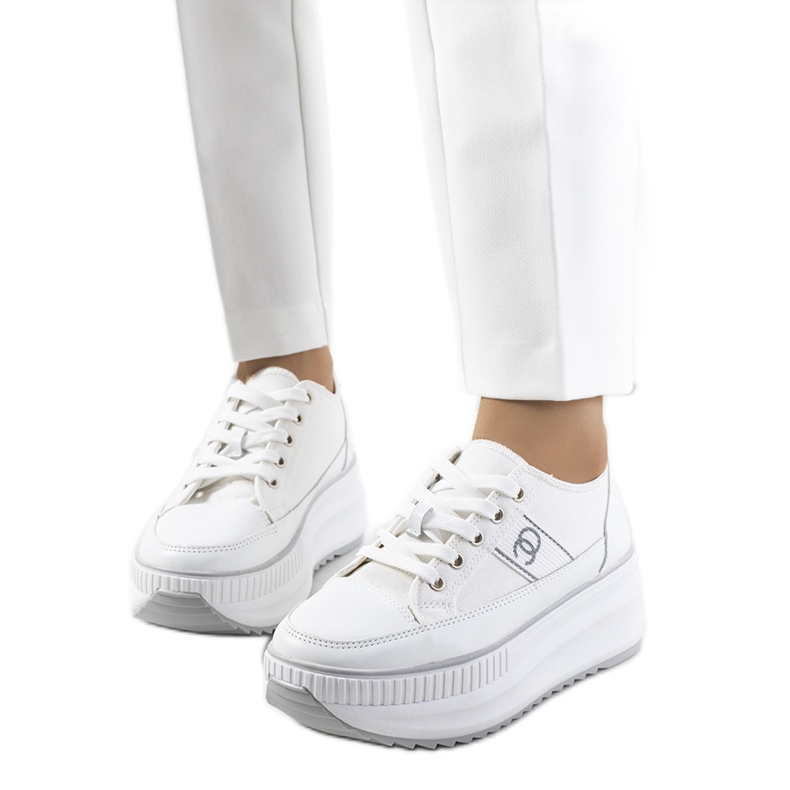 BM Valkoiset lenkkarit korkeassa Barsu-pohjassa valkoinen