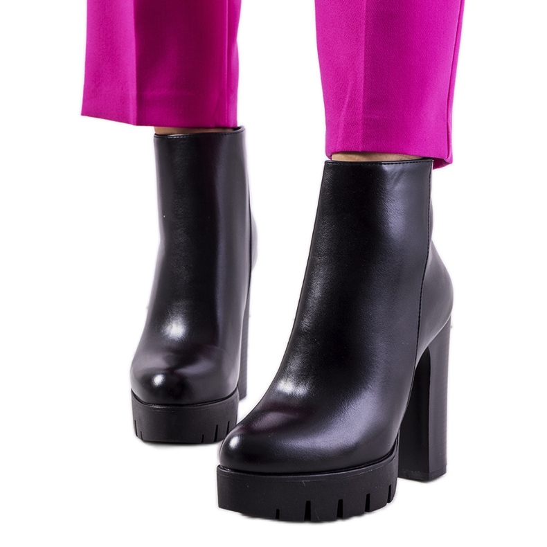 Karlon mustat korkokengät