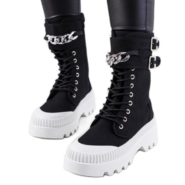 Mustat lenkkarit Taus-ketjulla