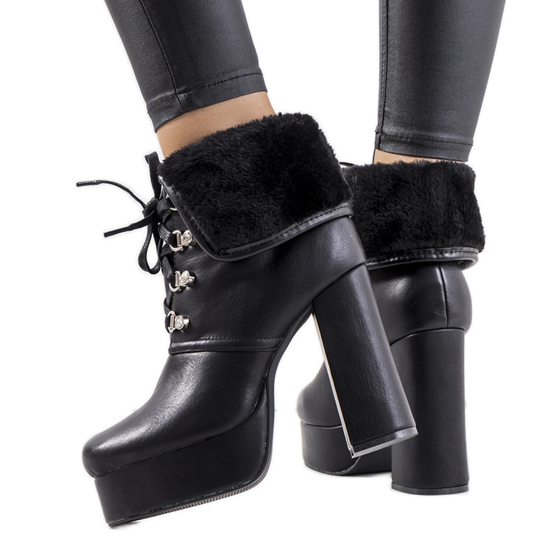 Mustat saappaat Madina-postissa