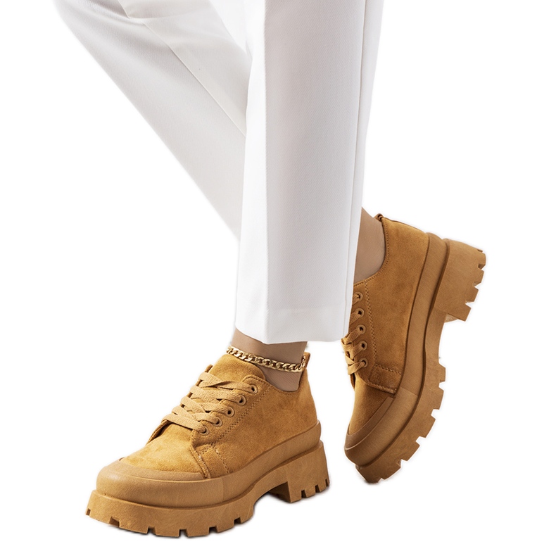 Ruskeat lenkkarit Dearthin alustalla