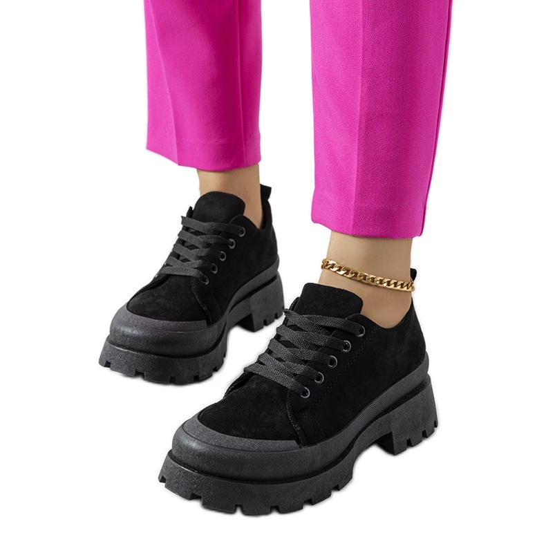 Mustat tennarit Dearth-alustalla