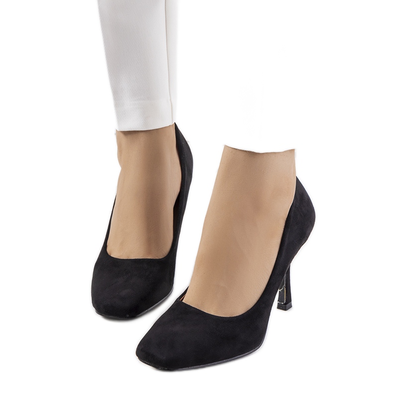 Mustat pumput Coxi-stilettokengässä