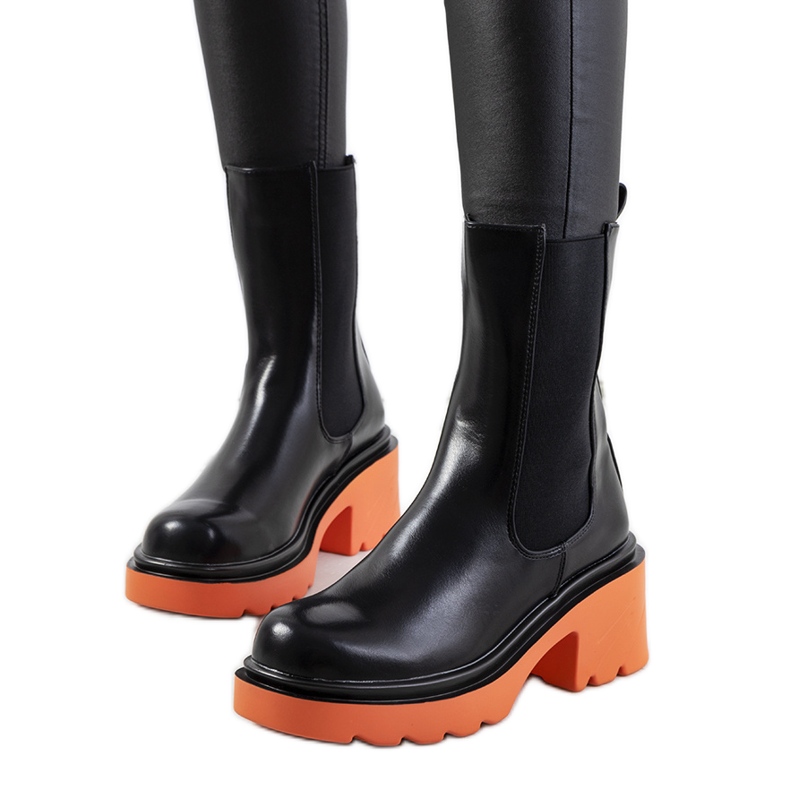 Mustat saappaat värikkäällä Oito-pohjalla