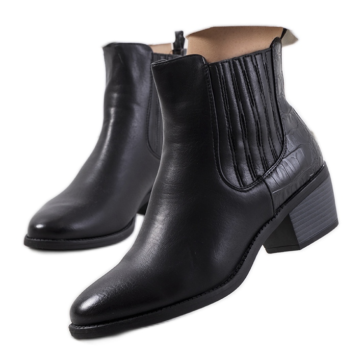 Mustat Furtado korkokengät