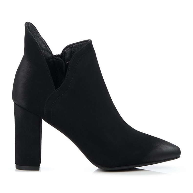 Naisten mustat saappaat, joissa korkeassa tolppassa Shelovet-leikkaus