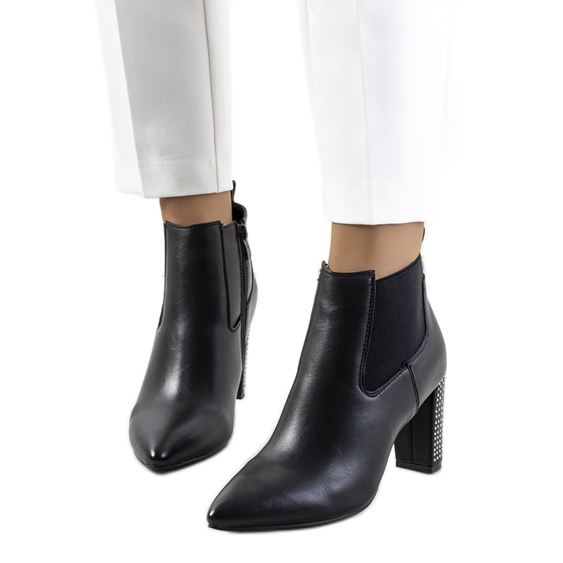 BM Mustat nilkkurit Rochdale-tolppassa