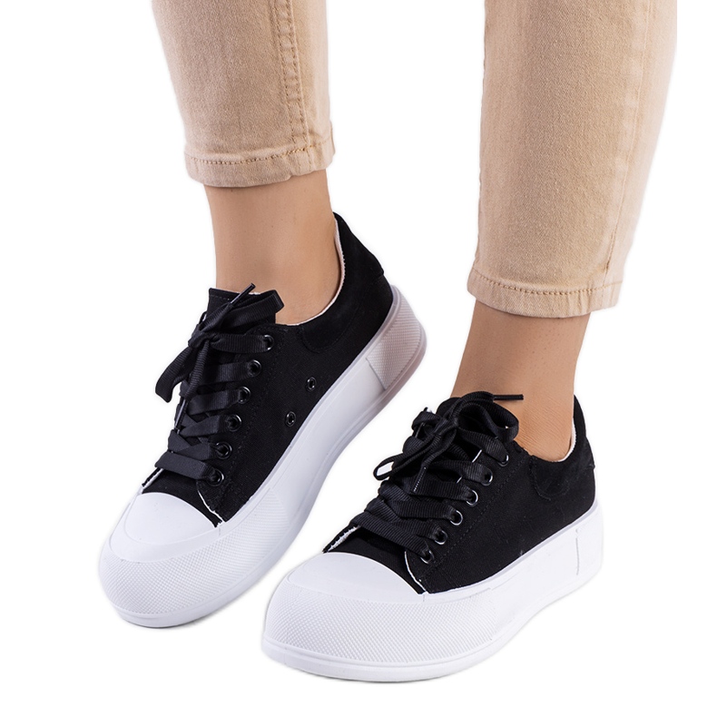 Mustat tennarit Kilkennyn alustalla