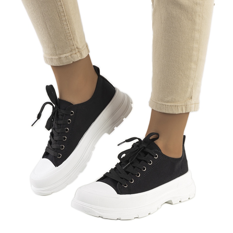 Mustat tennarit paksulla Ardglass-pohjalla