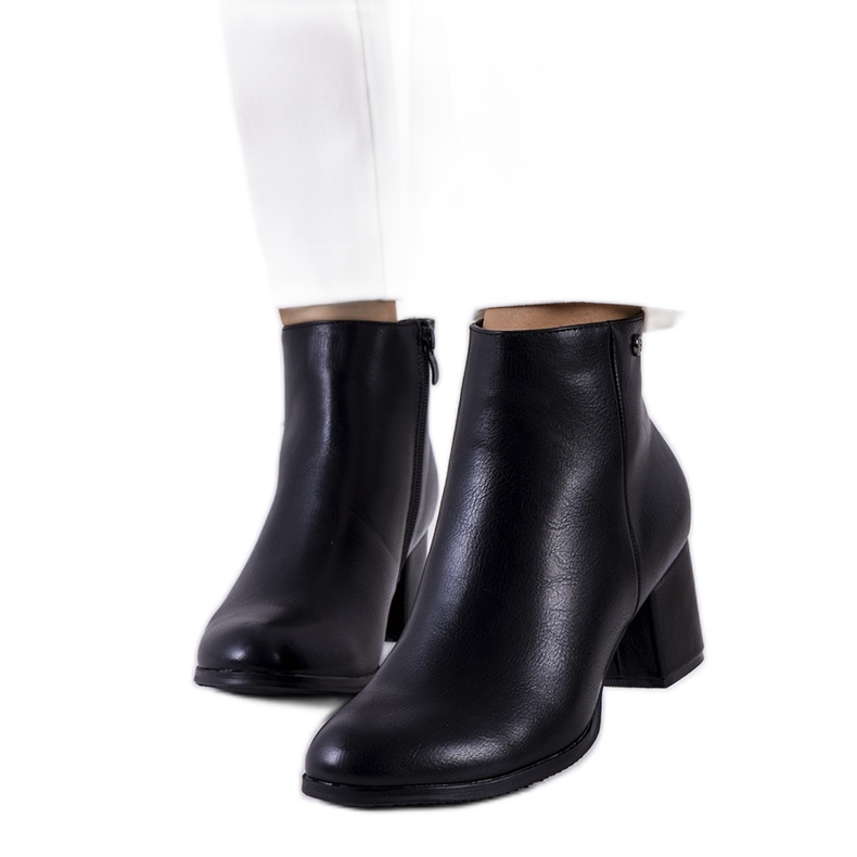 Mustat saappaat eko-nahka Durnatel -tolppassa