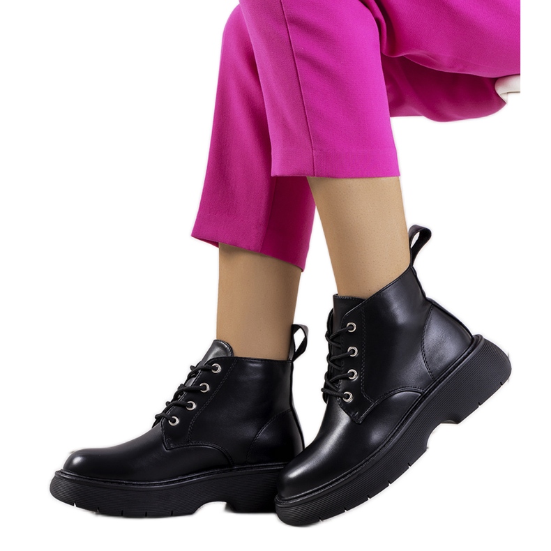 Mustat Solis saappaat