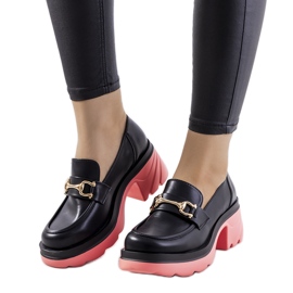 Mustat broguet vaaleanpunaisissa Korgal-pohjissa