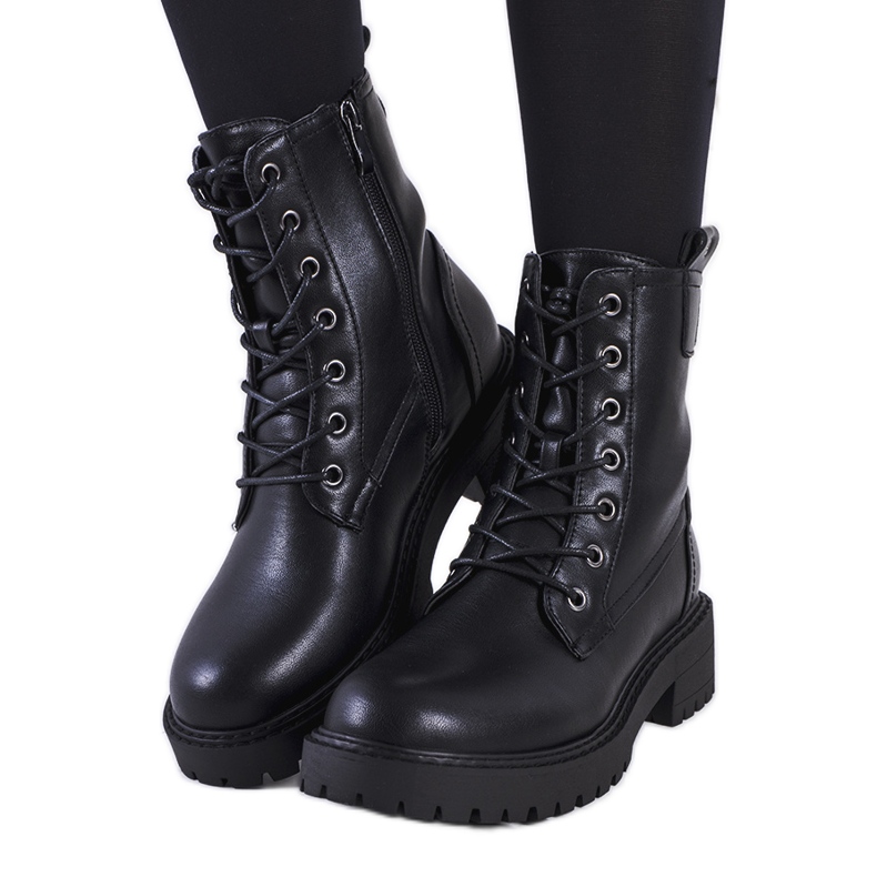 Mustat ekologiset nahkasaappaat Wellspringiltä