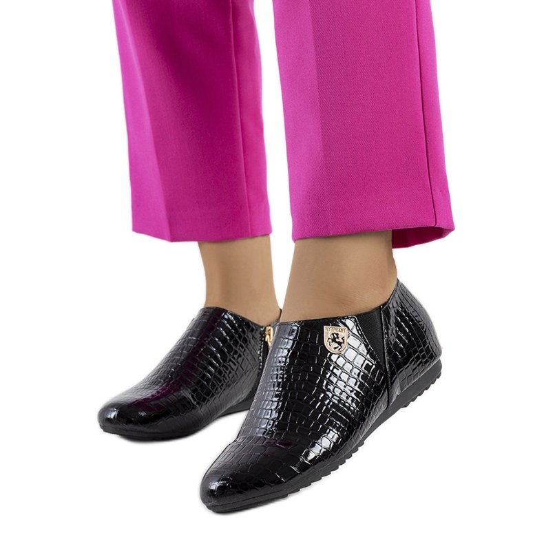 Mustaksi lakatut Nelec-kengät