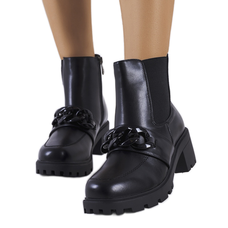 Mustat nilkkurit Bilka-ketjulla