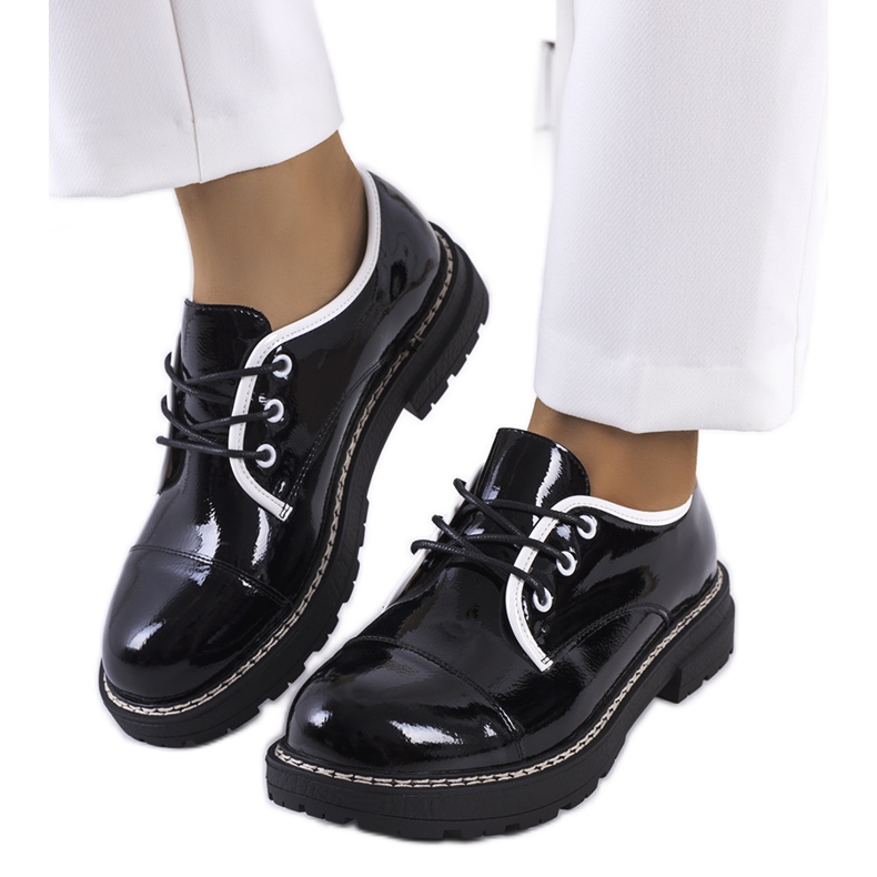 Mustaksi lakatut Kuzem-kengät