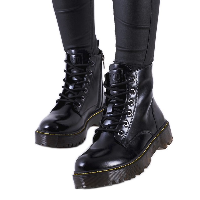 Mustat saappaat koristeellisella Yuliya-langalla