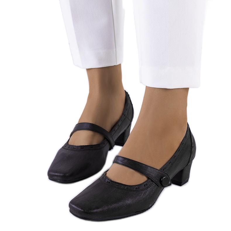 Tummanruskeat pumput Cilka-hihnalla