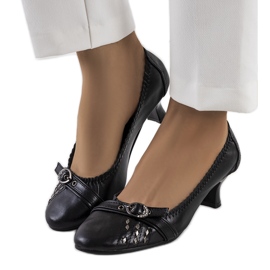 Djokon mustat pumput kuminauhalla