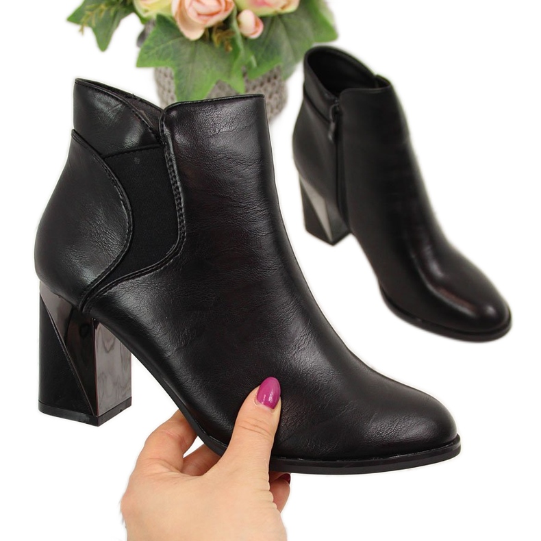 Jezzi Mustat eristetyt saappaat koristetolppassa