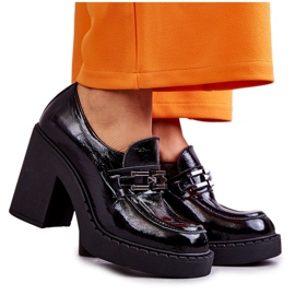 Lakatut kengät massiivisessa Black Jaime -tolppassa musta