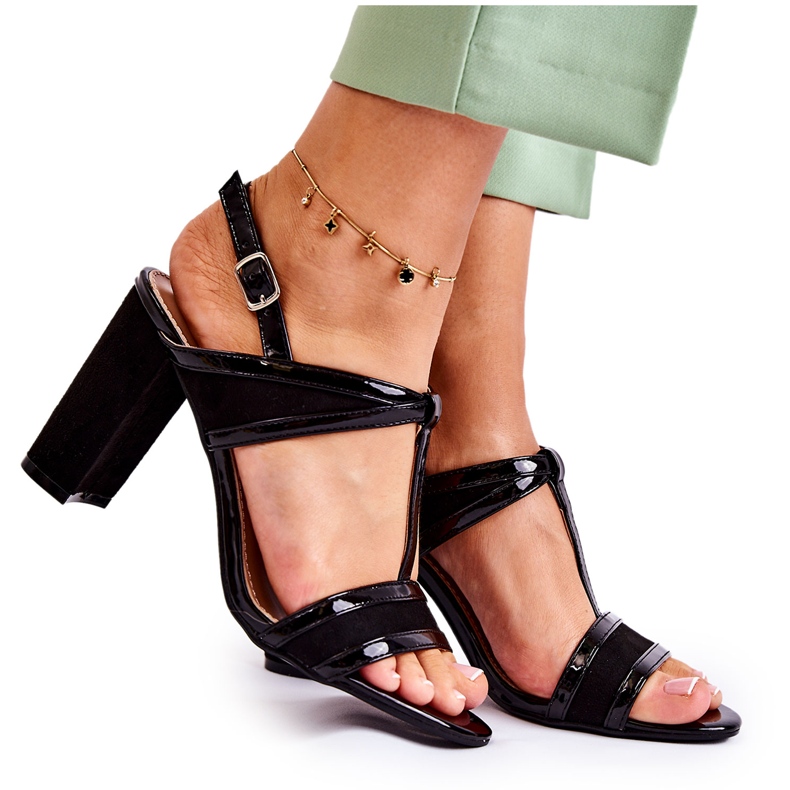 Muodikkaat nahkasandaalit baarissa Black Passion musta