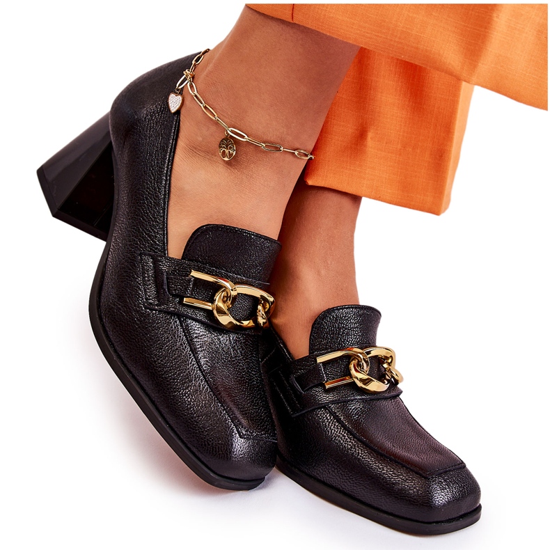 Nahkapumput ketjulla Laura Messi 2515 Musta