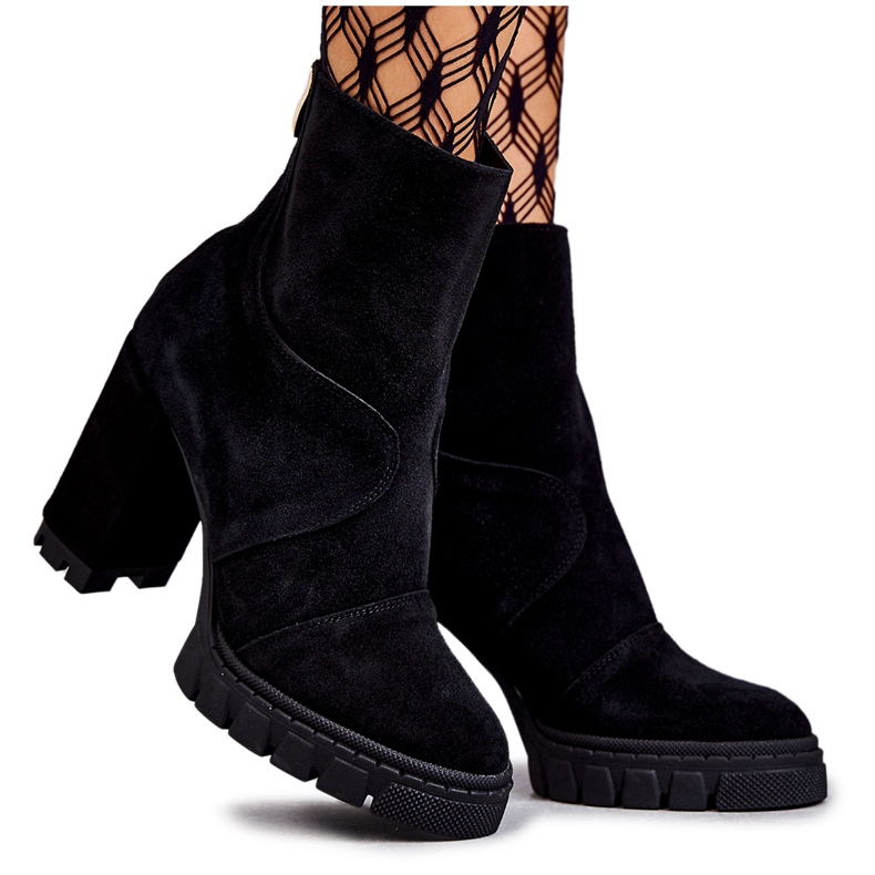 Mokkamustat saappaat kantapäällä Elia