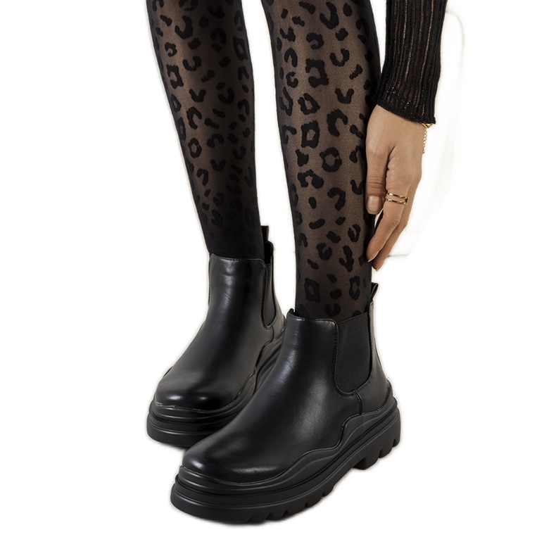 Mustat saappaat Tausel-alustalla