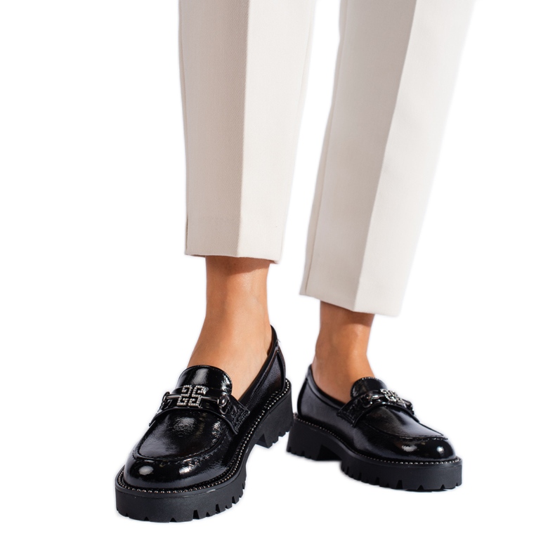 Naisten lakatut mokasiinit paksussa Shelovet-pohjassa, musta