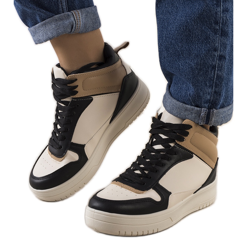 Aditen mustat tennarit