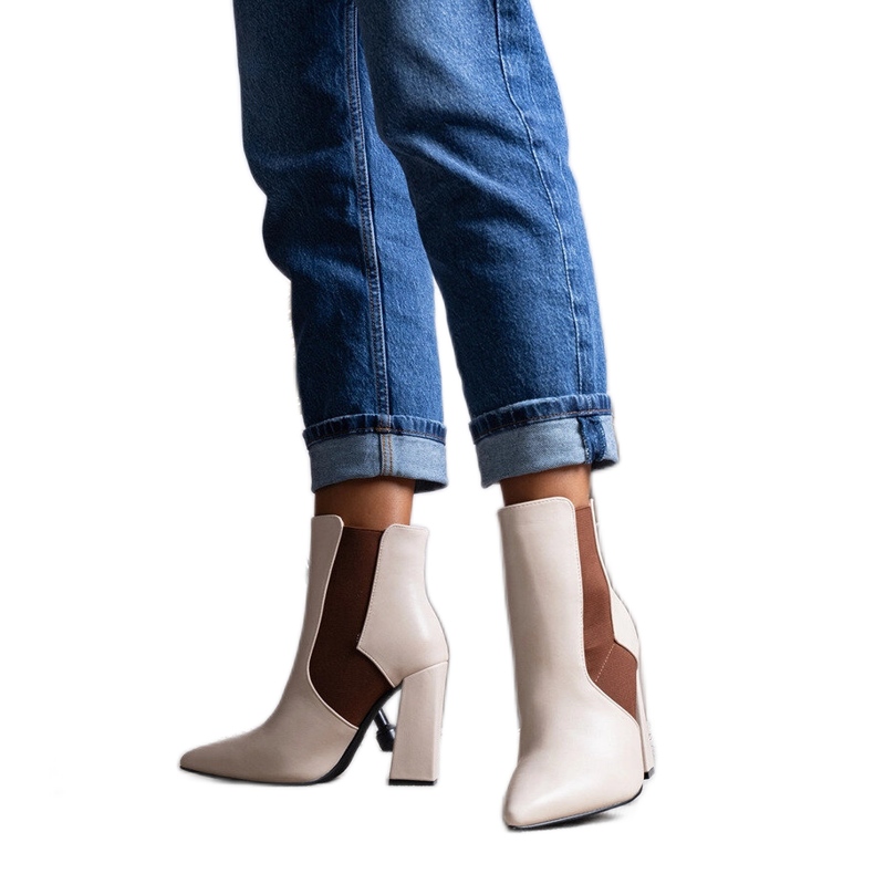 Beiget Chelsean saappaat Hamiltin postissa