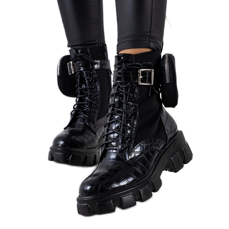 BM Adamsonin mustat saappaat pussilla