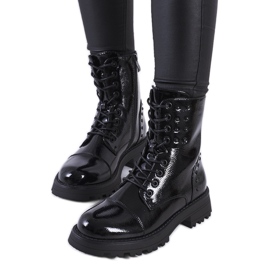 Mustat polperro-lakatut trapperit