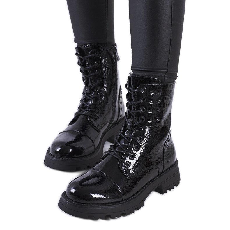 Mustat polperro-lakatut trapperit